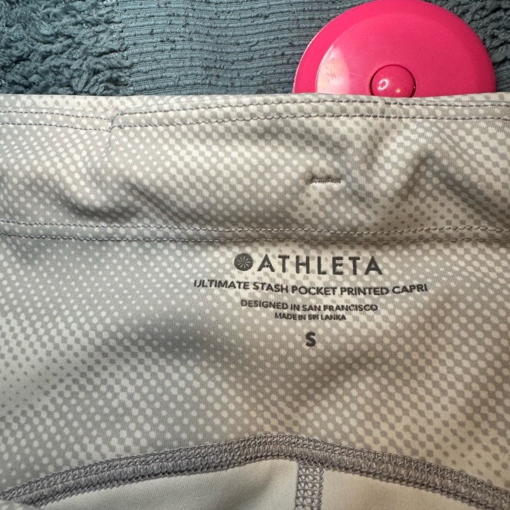 Athleta Women's Ultimate Stash Pocket Printed Capri leggings - Picture 7 of 8